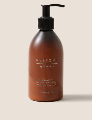 marksandspencer apothecary T224912NC vegan krem na ruce apothecary restore s oleji z pelargonie a cedroveho dreva a eukalyptu a levandule 199Kc.jpg